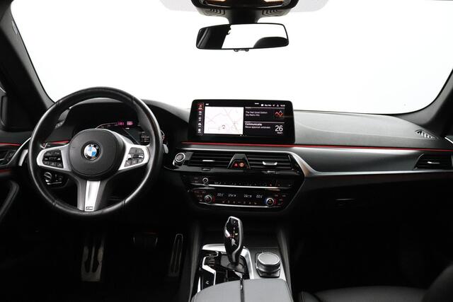 BMW 5-SERIE Touring 520i High Executive Edition | M-Sport | Leder | NL Auto |