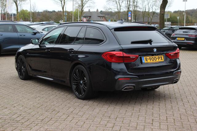 BMW 5-SERIE Touring 540i xDrive High Exe. M Sport / Trekhaak / Panoramadak / 360Camera / Head-up / Leder / 19'' / Harman Kardon / CarPlay / Stoelventilatie / Stuur+Stoelverwarming / 4zone / Dodehoek / DAB / ACC