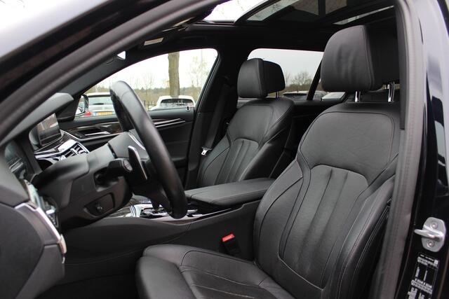 BMW 5-SERIE Touring 540i xDrive High Exe. M Sport / Trekhaak / Panoramadak / 360Camera / Head-up / Leder / 19'' / Harman Kardon / CarPlay / Stoelventilatie / Stuur+Stoelverwarming / 4zone / Dodehoek / DAB / ACC