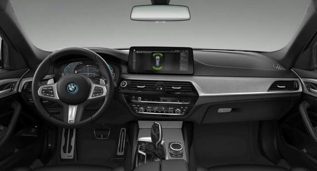 BMW 5-SERIE Touring 530e M Sport - Active Cruise Control - Parking/Driving Assistant - Sportstoelen - Elektrisch verwarmde voorstoelen - Getinte Ruiten - Ambiance verlichting - M Koplampen Shadow Line -