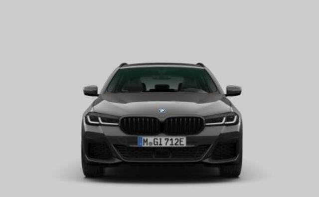 BMW 5-SERIE Touring 530e M Sport - Active Cruise Control - Parking/Driving Assistant - Sportstoelen - Elektrisch verwarmde voorstoelen - Getinte Ruiten - Ambiance verlichting - M Koplampen Shadow Line -