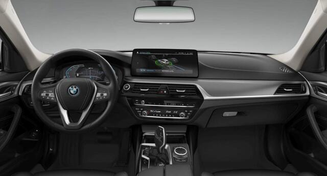 BMW 5-SERIE Touring 530e xDrive Trekhaak - Panoramadak - Driving Assistant Professional - Head up - High Beam Assistant - Sportstoelen - Elektrisch verwarmbare/verstelbare stoelen - Comfort Access - Parking Assistant -