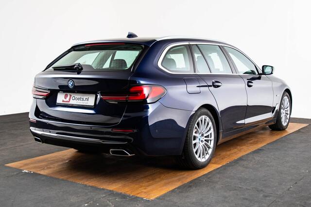 BMW 5-SERIE Touring 530e xDrive Luxury Line - Panoramadak - Driving Assistant Professional - Soft-Close - BMW Laserlight - Comfort Access - Head up - Comfortstoelen - Massage stoelen - Stuurwielrand verwarmd -