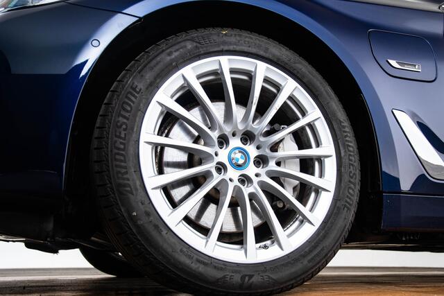 BMW 5-SERIE Touring 530e xDrive Luxury Line - Panoramadak - Driving Assistant Professional - Soft-Close - BMW Laserlight - Comfort Access - Head up - Comfortstoelen - Massage stoelen - Stuurwielrand verwarmd -