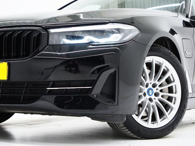 BMW 5-SERIE Touring 530e xDrive | Leder | Trekhaak | HUD | Camera | Memory | Stoelkoeling | DAB | Carplay
