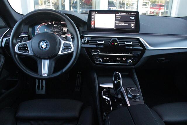 BMW 5-SERIE Touring 530e 292PK xDrive M-SPORT BUSINESS EDITION PLUS | PANORAMA SCHUIF/KANTEL DAK | HARMAN KARDON AUDIO SYSTEM | LEDEREN BEKLEDING DAKOTA SCHWARZ | COMFORT ACCESS | HEAD UP DISPLAY | ZONNESCHERM ZIJRUITEN | ADAPTIEVE LED KOPLAMPEN | DRIVING ASSISTANT P