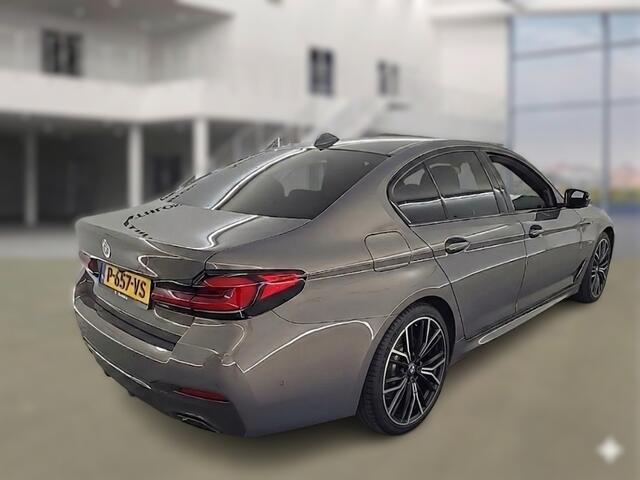 BMW 5-SERIE 520e Business Edition Plus M Sport | M Performance | Alvitgrau | Panoramadak | Laser | Stoelverwarming | Stuurverwarming | Camera | Adaptive Cruise Control | Apple Carplay | Navigatie | Elektrische Stoelen |