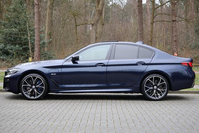 BMW 5-SERIE 545e xDrive High Executive Edition M-Sport Pro | HUD | M Multifunctionele stoel | Elektr. schuif/kanteldak | Harman Kardon | Co Pilot | Laser | DAB | Camera | 20" | 4-zone clima | Grootlichtassistent | Alarm kl.3 | Etc.