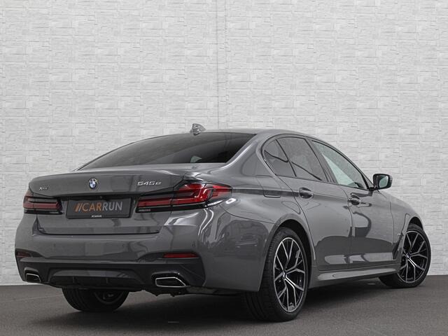 BMW 5-SERIE 545e xDrive M-Sport | ACC | Head-Up | 19'' | Stuurverwarming | Sfeerverlichting | Carplay | Sportremmen | Getint Glas | Draadloos Laden | Sportstoelen | Live Cockpit Pro | LED |