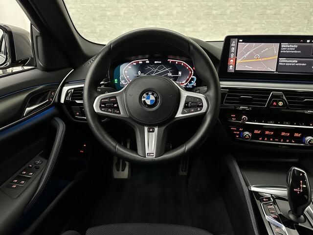 BMW 5-SERIE 545e xDrive M-Sport | ACC | Head-Up | 19'' | Stuurverwarming | Sfeerverlichting | Carplay | Sportremmen | Getint Glas | Draadloos Laden | Sportstoelen | Live Cockpit Pro | LED |