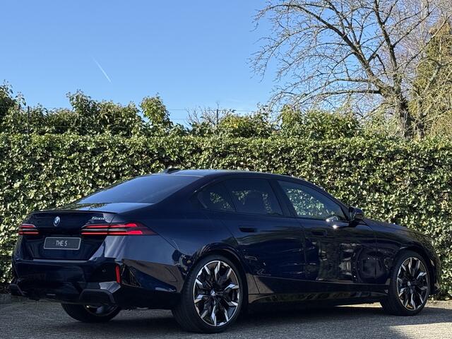 BMW 5-SERIE 550e xDrive | M-Sport Pro | 21'' | Panorama. | Driv. Prof. | Stoelvent. | Head-Up | Park. Plus | Comf. Acc. | Stuur + stoelverw. voor/achter | Trekhaak | M stoel