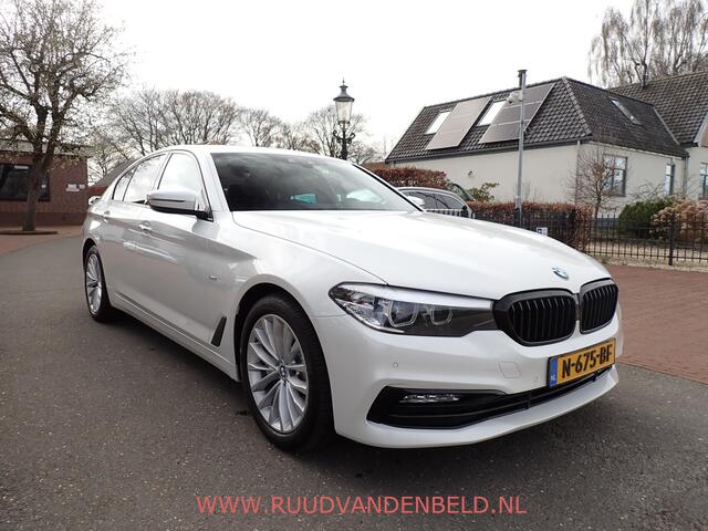 BMW 5-SERIE 530d xDrive Luxery Line SCHUIFDAK / CRUISE / CARPLAY / SPORTLEER / NAVI