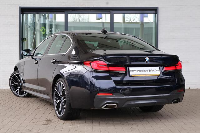 BMW 5-SERIE Sedan 530e M Sport Plus | Exklusive volleder | Stuur- en stoelverwarming | Harman Kardon | Head-up Display | 20" M Y-Spaak | Comfort Access | Galvanische bedieningselementen