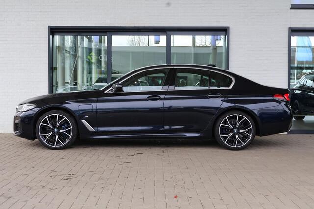 BMW 5-SERIE Sedan 530e M Sport Plus | Exklusive volleder | Stuur- en stoelverwarming | Harman Kardon | Head-up Display | 20" M Y-Spaak | Comfort Access | Galvanische bedieningselementen