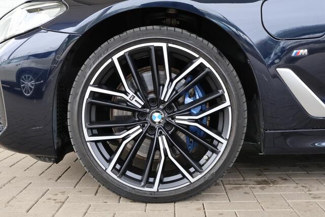 BMW 5-SERIE Sedan 530e M Sport Plus | Exklusive volleder | Stuur- en stoelverwarming | Harman Kardon | Head-up Display | 20" M Y-Spaak | Comfort Access | Galvanische bedieningselementen