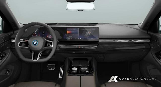 BMW 5-SERIE 550e xDrive Touring M Sport Pro | Panorama | Harman/Kardon | Driving Ass. Plus | Trekhaak | Adaptief onderstel Pro | 20' Inch |