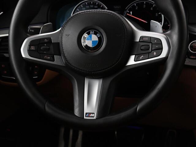 BMW 5-SERIE 520i M Sport | Panoramadak | Head-Up | 360 Camera | Leder | Stoelverwarming | Carplay | Sfeerverlichting | Full LED | Park Assist | DAB | Live Cockpit | Sportstoelen | Navigatie | Dodehoek detectie