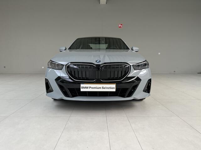 BMW 5-SERIE 550e xDrive I M Sportpakket I M Sportpakket Pro I Innovation Pack I Travel Pack I Glazen Panoramadak | Verwacht Juli