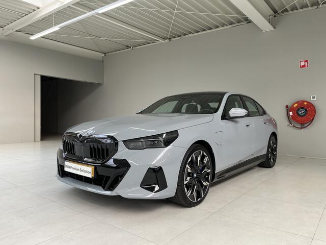 BMW 5-SERIE 550e xDrive I M Sportpakket I M Sportpakket Pro I Innovation Pack I Travel Pack I Glazen Panoramadak | Verwacht Juli