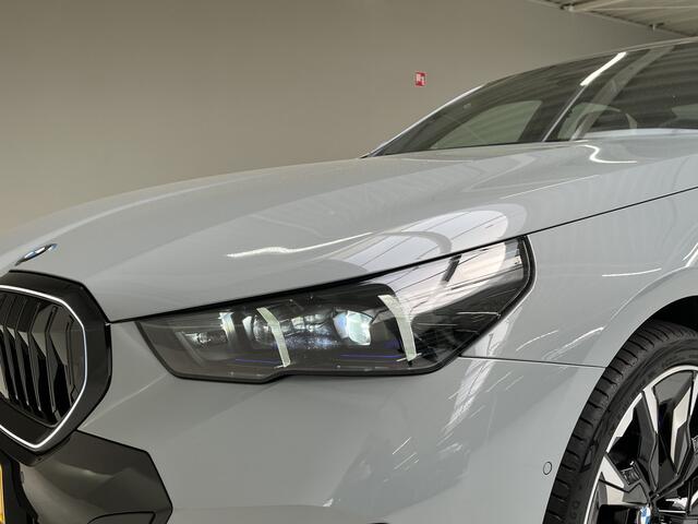 BMW 5-SERIE 550e xDrive I M Sportpakket I M Sportpakket Pro I Innovation Pack I Travel Pack I Glazen Panoramadak | Verwacht Juli