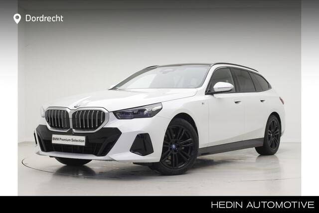 BMW 5-SERIE Touring 520i M-Sport | Driving Assistant Plus | Harman Kardon | Panorama | Standkachel | Trekhaak | Mild Hybid