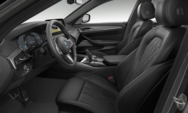 BMW 5-SERIE Touring 530e xDrive M Sport - Trekhaak - Driving Assistant Professional - Head up - Harman Kardon - Comfort Access - Getinte ruiten - Sportstoelen - Elektrisch verwarmde voorstoelen -