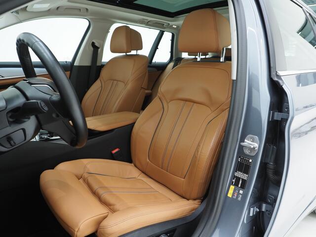 BMW 5-SERIE Touring 530e | Panoramadak | Trekhaak | Leder | Camera | Memory | Sfeerlicht | Carplay