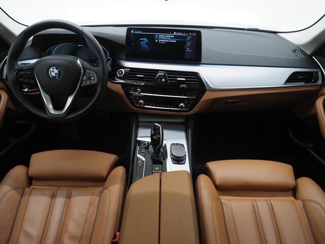 BMW 5-SERIE Touring 530e | Panoramadak | Trekhaak | Leder | Camera | Memory | Sfeerlicht | Carplay