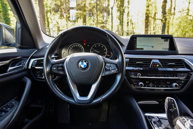 BMW 5-SERIE Touring 520i Executive | Trekhaak | Navigatie | Stoelverwarming | Cruise