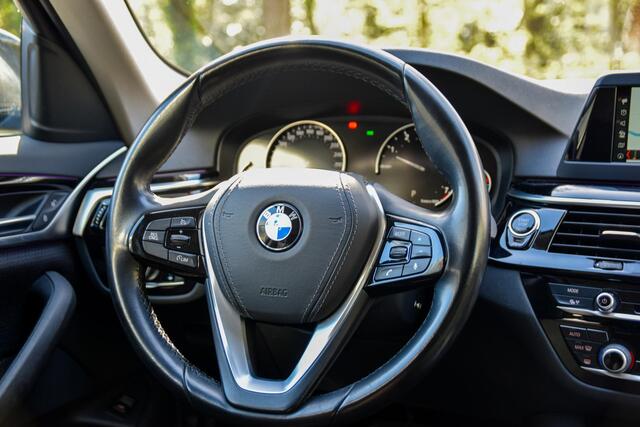BMW 5-SERIE Touring 520i Executive | Trekhaak | Navigatie | Stoelverwarming | Cruise
