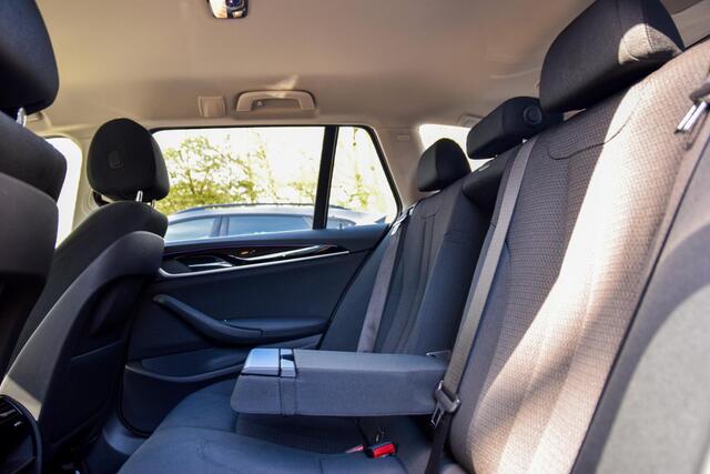 BMW 5-SERIE Touring 520i Executive | Trekhaak | Navigatie | Stoelverwarming | Cruise