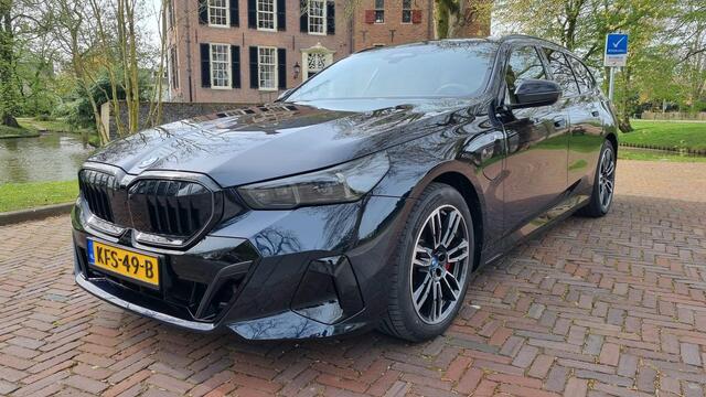 BMW 5-SERIE Touring 550e xDrive - Adaptieve Cruisecontrole - Stoelverwarming - Leder - Automatische trekhaak wegklapbaar