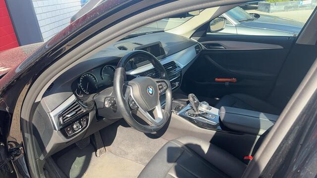 BMW 5-SERIE 520i High Executive Edition TREKHAAK / CARPLAY / LEDER / STOELVERW / FULL LED / NAVI / CLIMA / PDC / BLUETOOTH / CRUISE