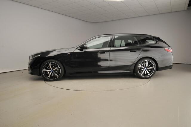 BMW 5-SERIE Touring 530e | M-Sportpakket | LED | Leder | HUD | Active cruise | Trekhaak | Panoramadak | DAB | Harman-kardon sound | Alu 20 inch