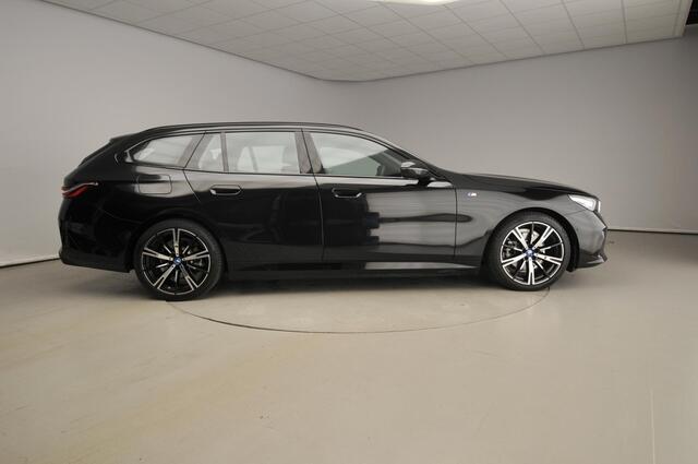 BMW 5-SERIE Touring 530e | M-Sportpakket | LED | Leder | HUD | Active cruise | Trekhaak | Panoramadak | DAB | Harman-kardon sound | Alu 20 inch