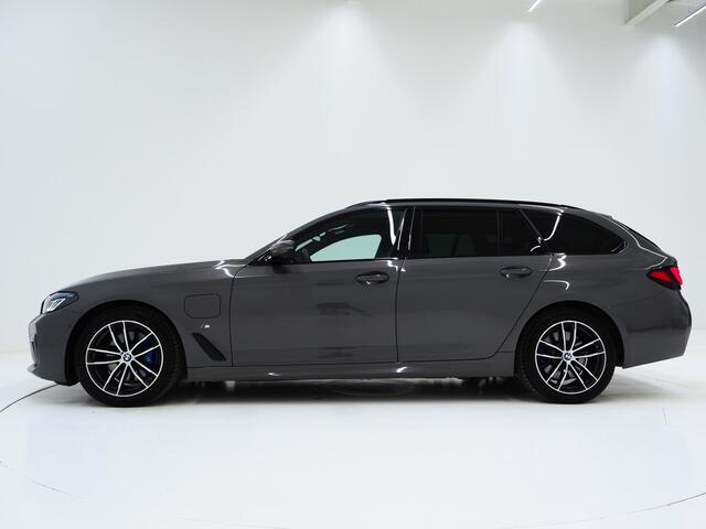 BMW 5-SERIE Touring 530e M Sport Shadow Line | LaserLED | Trekhaak | Harman/Kardon | 360 | HUD | Sfeerlicht | Keyless | Carplay
