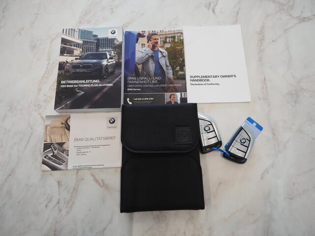 BMW 5-SERIE Touring 530e M Sport Shadow Line | LaserLED | Trekhaak | Harman/Kardon | 360 | HUD | Sfeerlicht | Keyless | Carplay