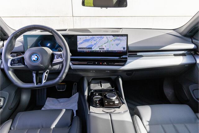 BMW 5-SERIE Touring 530e / AC Schnitzer optik pakket + LM velgen / Head-up