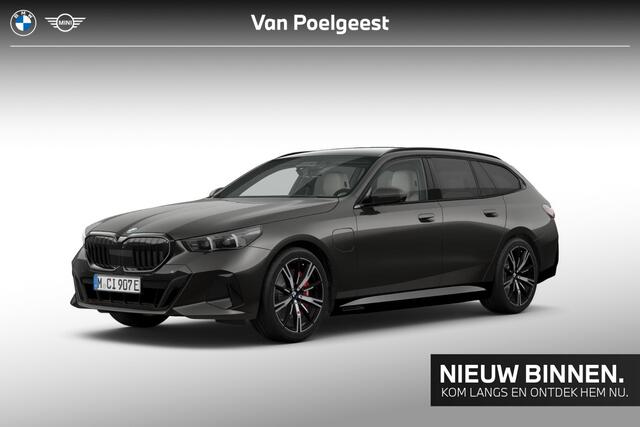 BMW 5-SERIE Touring 550e xDrive M-Sport Pro / Driving Assistant Professional / Bowers & Wilkins / Glazen Panoramadak / Head-Up / Stoelventilatie / Parking Assistant Professional / Stuurwielverwarming / Trekhaak elektrisch uitklapbaar / 20 Inch