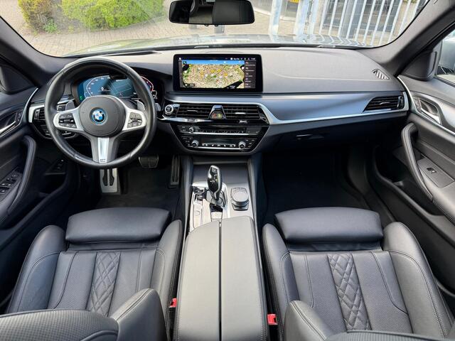 BMW 5-SERIE Touring 530e High Executive M Sport Pano-Dak | Trekhaak | Adapt. Cruise | Leer | HUD | Camera |
