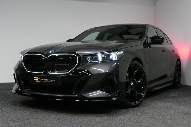 BMW 5-SERIE 530e M Sport Edition / M5 Look / M Sport Bodykit / Panoramadak / Stoelkoeling & -verwarming / Iconic Glow / Harman Kardon / Elektr. verstelbare voorstoelen (links memory) / HUD / Rondomzichtcamera / Apple Carplay - Android Auto / Achterbank verwarming / D