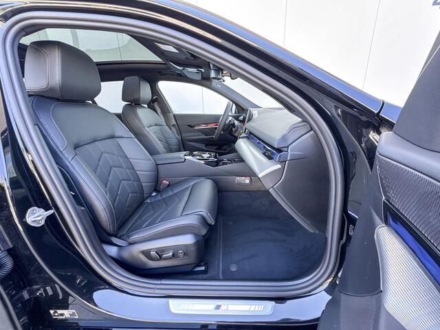BMW 5-SERIE Sedan 530e M-Sport / Trekhaak / Glazendak / 20 inch / Driving Assistant Plus