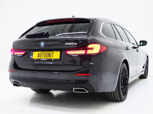 BMW 5-SERIE Touring 520e | Panoramadak | LED Grille | Trekhaak | Leder | HUD | 360 | Dodehoek | Sfeerlicht | Memory | Carplay