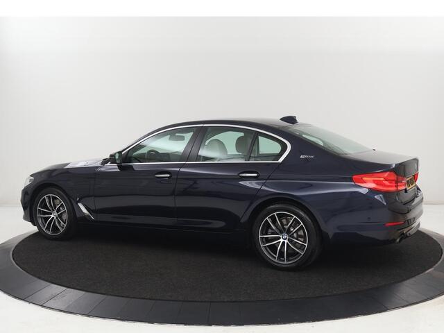 BMW 5-SERIE 530e iPerformance High Executive | SOH 76.3% | Leder | Stoelverwarming | Camera | Sfeerverlichting | Full LED | Stuurverwarming | Navigatie | Sportstoelen | Cruise control | PHEV | Plug In