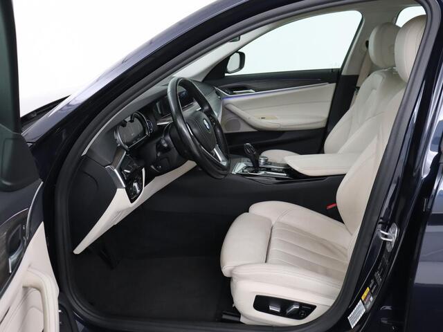 BMW 5-SERIE 530e iPerformance High Executive | SOH 76.3% | Leder | Stoelverwarming | Camera | Sfeerverlichting | Full LED | Stuurverwarming | Navigatie | Sportstoelen | Cruise control | PHEV | Plug In