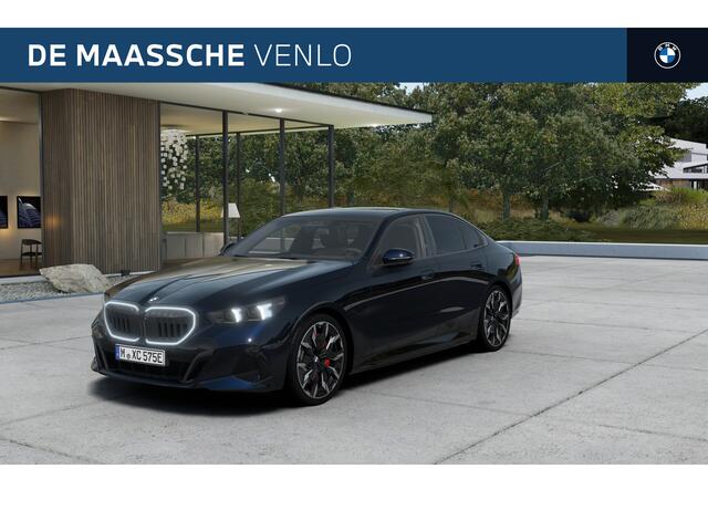 BMW 5-SERIE 550e xDrive M Sport Automaat / Panoramadak / Trekhaak / Bowers & Wilkins / Comfort Access / Comfortstoelen / Adaptief onderstel professional
