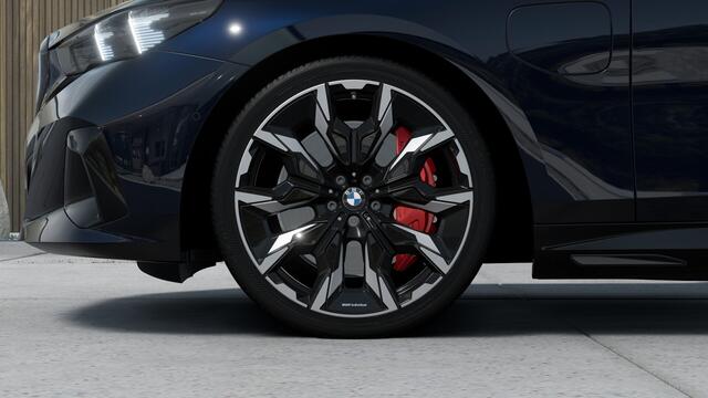 BMW 5-SERIE 550e xDrive M Sport Automaat / Panoramadak / Trekhaak / Bowers & Wilkins / Comfort Access / Comfortstoelen / Adaptief onderstel professional