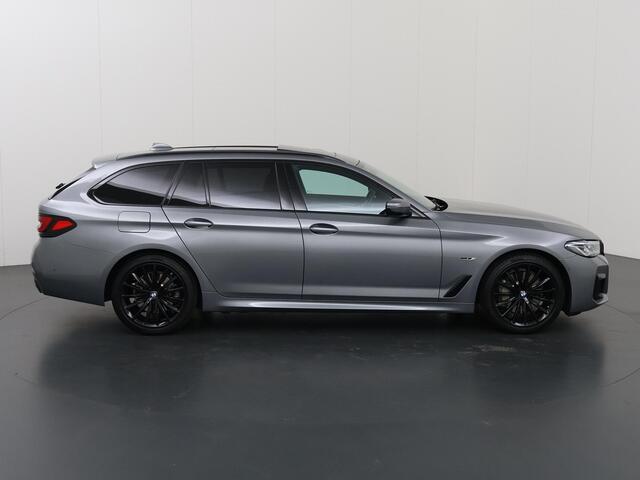 BMW 5-SERIE Touring 530e Business Edition Plus | M-Pakket | Panoramadak | Comfortstoelen + Geheugen | Camera | DAB | Interieur Verlichting | Adaptieve Cruise Control | Ele. kofferdeksel | Laser Licht |