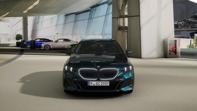 BMW 5-SERIE Touring 530e M Sport Automaat / Panoramadak / Trekhaak / Bowers & Wilkins / Comfort Access / M Multifunctionele Stoelen / Parking Assistant Plus