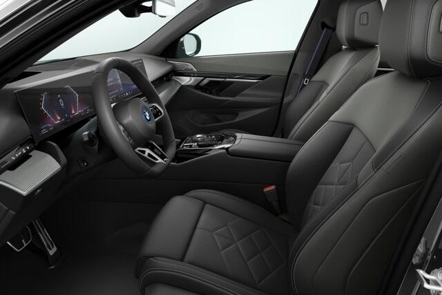 BMW 5-SERIE Sedan 550e xDrive | M Sportpakket Pro | Innovation Pack | Travel Pack | Comfort Pack | Trekhaak